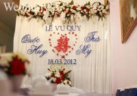 Tiệc cưới mát mẻ với nơ phủ ghế màu xanh biển